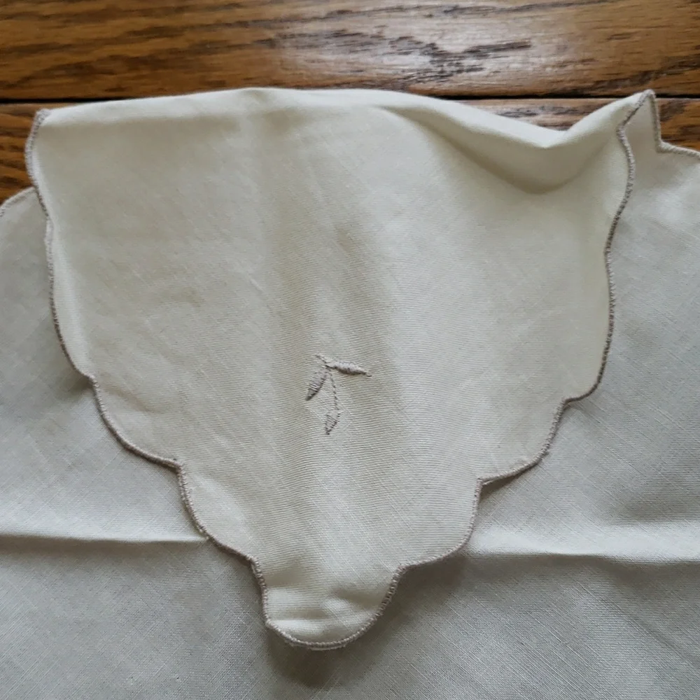 Vtg- Embroidered Cream Bread Basket Liner